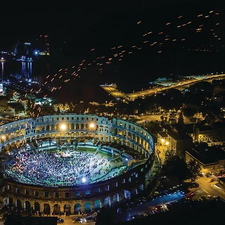 Prázdninový dům Beautiful In With Wifi