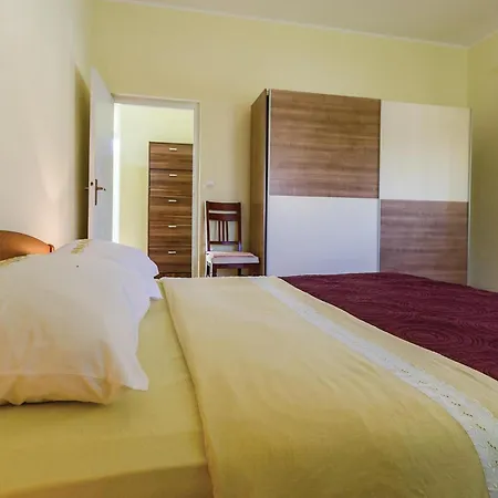 Gorgeous Home In Pula Pula